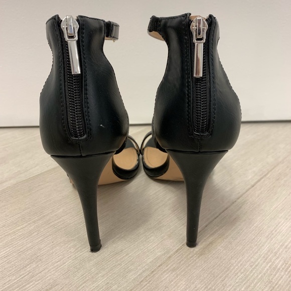 black strapped 👠 heels - Picture 4 of 5
